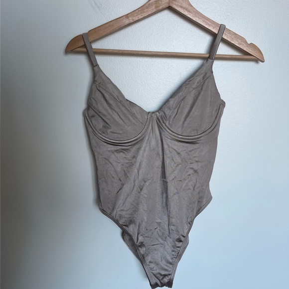 Good American Show Off One-piece Swimsuit Bodysuit In Mink - Picture 3 of 9